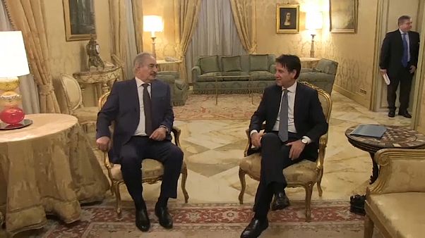 Conte chiede ad Haftar di far tacere le armi Conte chiede ad Haftar di far tacere le armi