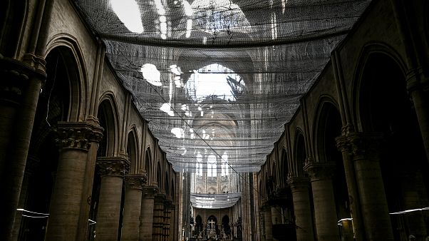 E se mettessimo una piscina o un parcheggio sul tetto di Notre-Dame? E se mettessimo una piscina o un parcheggio sul tetto di Notre-Dame?