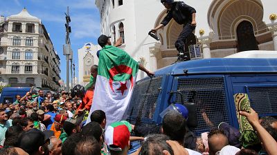 Manifestations : les Algériens repoussent la police à Alger 