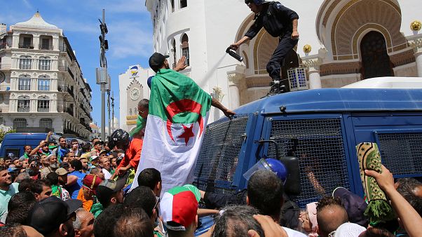 Manifestations : les Algériens repoussent la police à Alger Manifestations : les Algériens repoussent la police à Alger