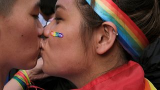 شاهد.. دموع فرح واحتفالات في تايوان بعد تقنين زواج المثليين
