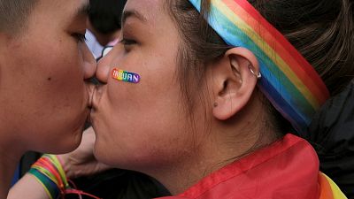 شاهد.. دموع فرح واحتفالات في تايوان بعد تقنين زواج المثليين
