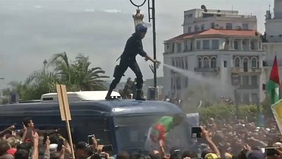 Összecsapások Algírban rendőrök és tüntetők között