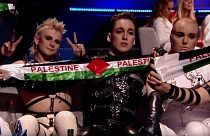 Eurovision 2019, gli islandesi Hatari tirano fuori la sciarpa palestinese in diretta
