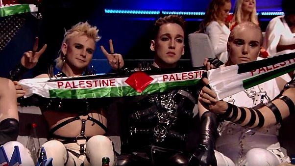 Eurovision 2019, gli islandesi Hatari tirano fuori la sciarpa palestinese in diretta Eurovision 2019, gli islandesi Hatari tirano fuori la sciarpa palestinese in diretta