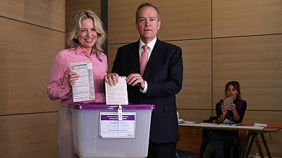 Meglepetésre a kormányzó jobbközép koalíció nyerte az ausztrál választást