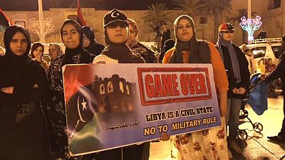 Триполи: в пригородах бои, в центре города - акции протеста