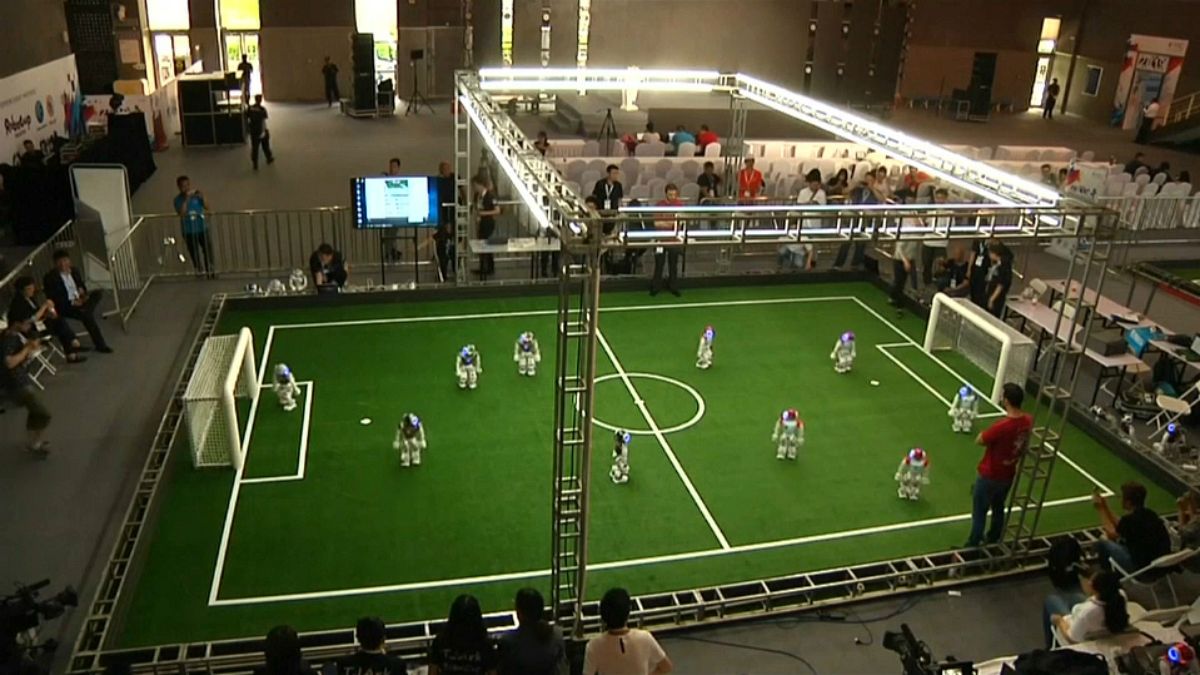 Çİn'de robot futbolcular büyük ödül için yeşil sahada kıyasıya yarıştı