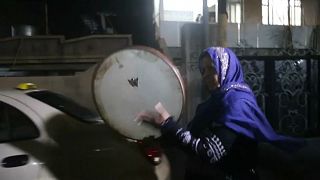إمرأة عراقية من السليمانية تقرع الطبل لإيقاظ الصائمن للسحور