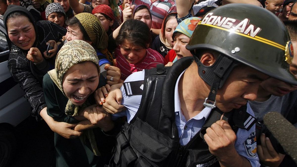 Çinli polis tarafından gözaltına alınan bir Uygur kadın - Urumçi