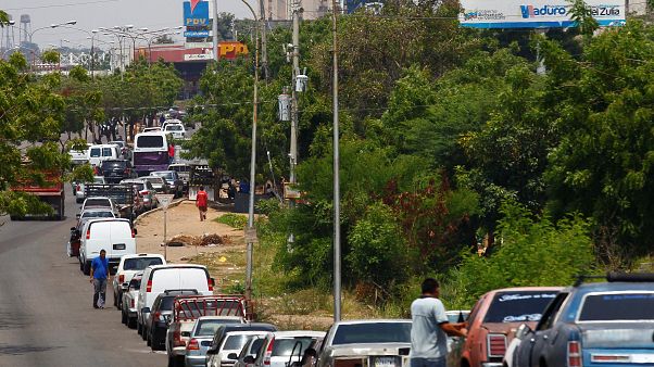 Venezuela'da akaryakıt kuyruklarındaki halk muhalefet ve hükümet arasında uzlaşı bekliyor Venezuela'da akaryakıt kuyruklarındaki halk muhalefet ve hükümet arasında uzlaşı bekliyor