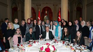  الرئيس التركي رجب طيب إردوغان بصحبة عدد من الشباب الأتراك في مأدبة الإفطار