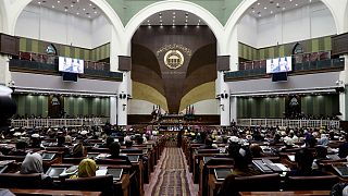 تنش در پارلمان افغانستان؛ زنان مانع از برگزاری جلسه به ریاست رحمانی شدند