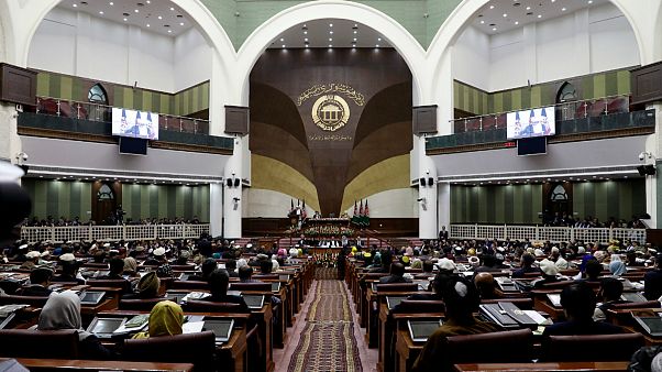 تنش در پارلمان افغانستان؛ زنان مانع از برگزاری جلسه به ریاست رحمانی شدند تنش در پارلمان افغانستان؛ زنان مانع از برگزاری جلسه به ریاست رحمانی شدند