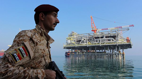 منصة القياس المركزي في محطة نفط البصرة في خليج الشرق الأوسط منصة القياس المركزي في محطة نفط البصرة في خليج الشرق الأوسط