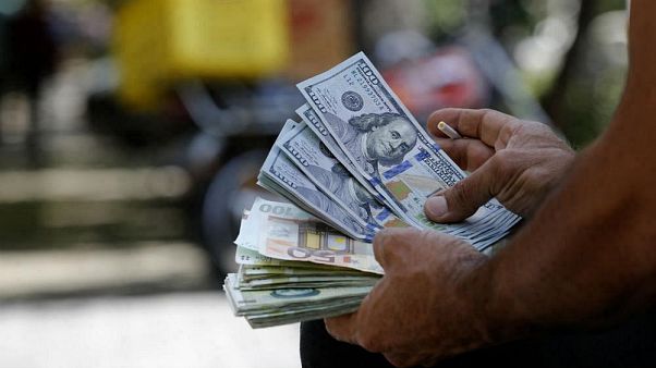 تعویق راهاندازی بازار متشکل ارز؛ کاهش قیمت دلار ادامه دارد تعویق راهاندازی بازار متشکل ارز؛ کاهش قیمت دلار ادامه دارد