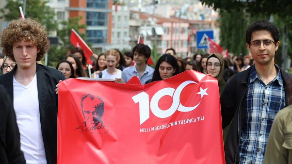 Ünlüler ve siyasilerden sosyal medyada 19 Mayıs mesajları Ünlüler ve siyasilerden sosyal medyada 19 Mayıs mesajları