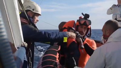 Sbarcano i 47 migranti di Sea Watch, Salvini sbotta in diretta