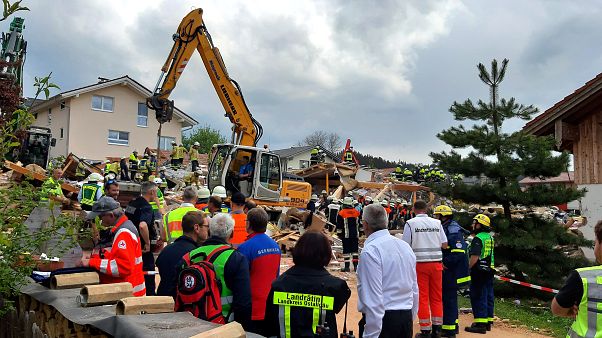 Wohnaus explodiert im Ostallgäu: 2 Tote geborgen Wohnaus explodiert im Ostallgäu: 2 Tote geborgen
