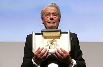 La carrière d'Alain Delon honorée à Cannes, l'acteur en larmes