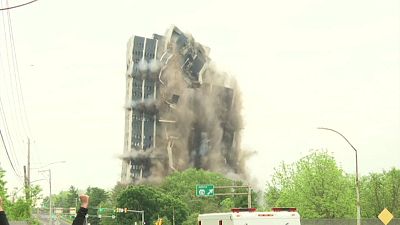 شاهد: لحظة انهيار مبنى برج مارتن في ولاية بنسلفانيا