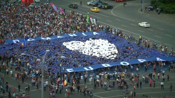 Romenos saem para a rua para mostrar confiança no projeto europeu Romenos saem para a rua para mostrar confiança no projeto europeu