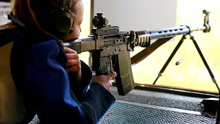السويسريون يؤيدون تشديد قوانين حيازة واستخدام الأسلحة لتتماشى ولوائح الاتحاد الأوروبي