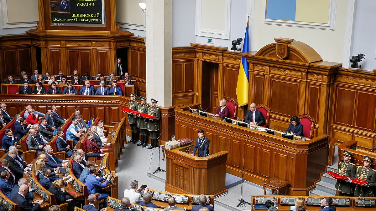 الرئيس الأوكراني يؤدي اليمين الدستورية ويعلن حل البرلمان 