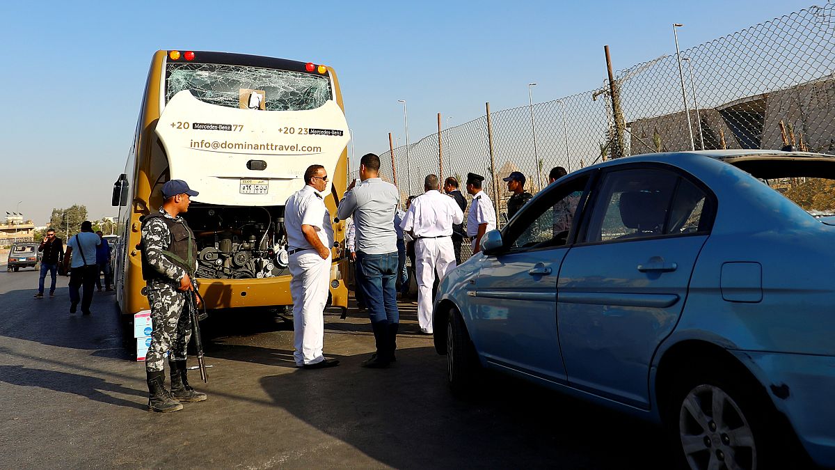 الداخلية المصرية تعلن قتل 12 شخصا يشتبه أنهم متشددون بعد انفجار حافلة سياحية بالجيزة