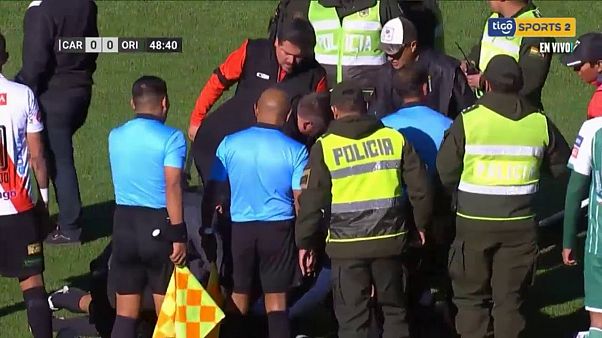 Πέθανε διαιτητής στη διάρκεια αγώνα ποδοσφαίρου Πέθανε διαιτητής στη διάρκεια αγώνα ποδοσφαίρου