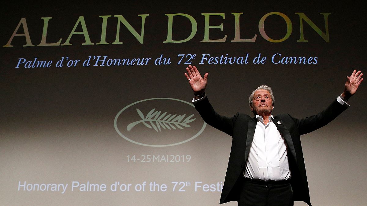 Cannes Film Festivali'nde onur ödülü alan Alain Delon’a feminist derneklerden tepki