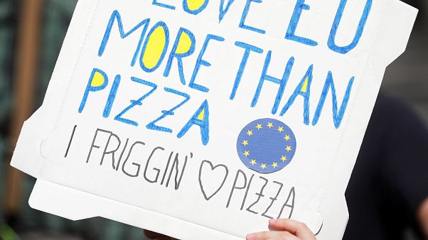 Europee 2019, tagliate le sezioni per gli italiani all'estero: viaggi fino a 200km per votare Europee 2019, tagliate le sezioni per gli italiani all'estero: viaggi fino a 200km per votare