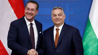 Orbán Viktor (j) és Heinz-Christian Strache (b) kezet fog