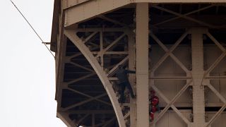 Eyfel Kulesi'ne tırmanmaya çalışan kişi yakalandı