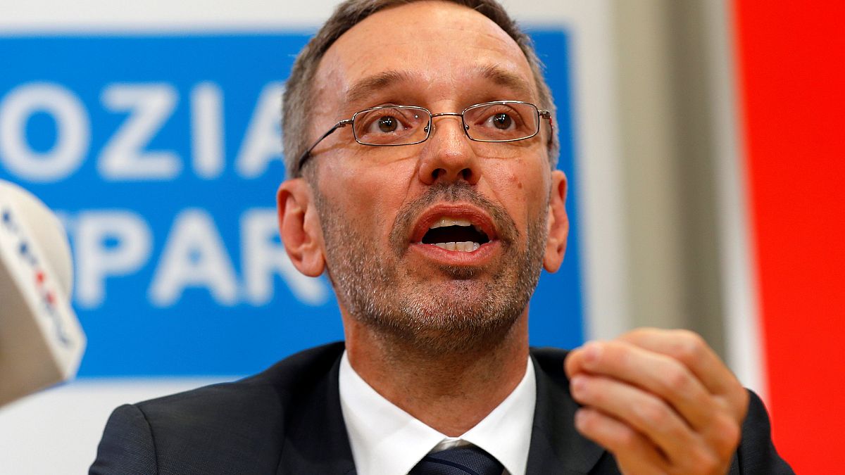 Áustria: Ministros da extrema-direita demitem-se