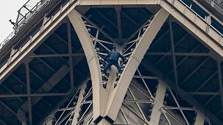 تلاش برای صعود از برج ایفل در پاریس منجر به تخلیه آن شد