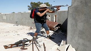 مقاتل موالي للحكومة المعترف بها دوليا في ليبيا يشتبك مع مسلحي قوات حفتر