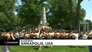 La scalata dell'obelisco, il rito dell'Accademia Navale Usa