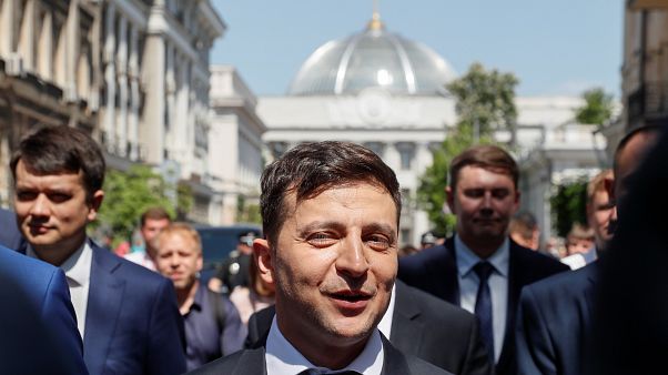 Владимир Зеленский распустил Верховную раду Владимир Зеленский распустил Верховную раду