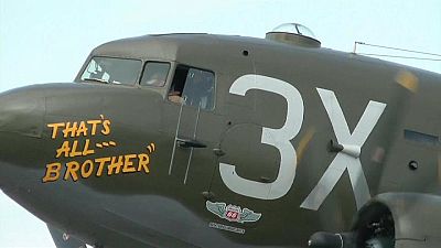 عودة أول طائرة إنزال للجنود الأمريكيين في الحرب العالمية الثانية إلى أوروبا