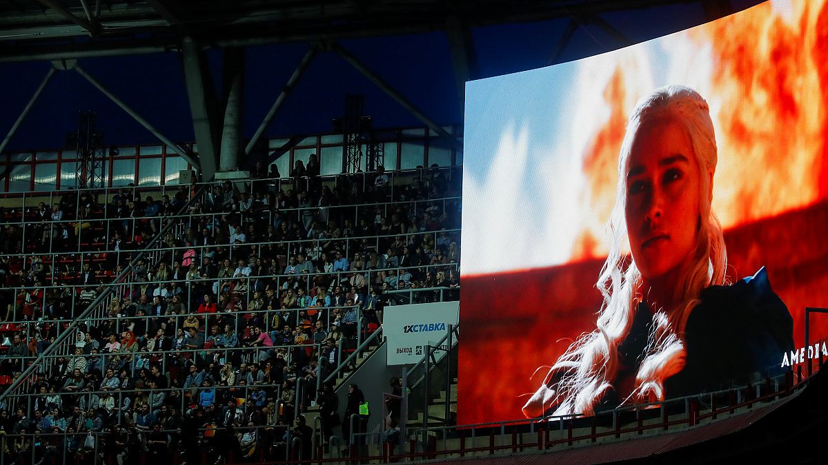 فيديو: الآلاف يشاهدون ختام "جيم أوف ثرونز" في ملعب كرة قدم في روسيا