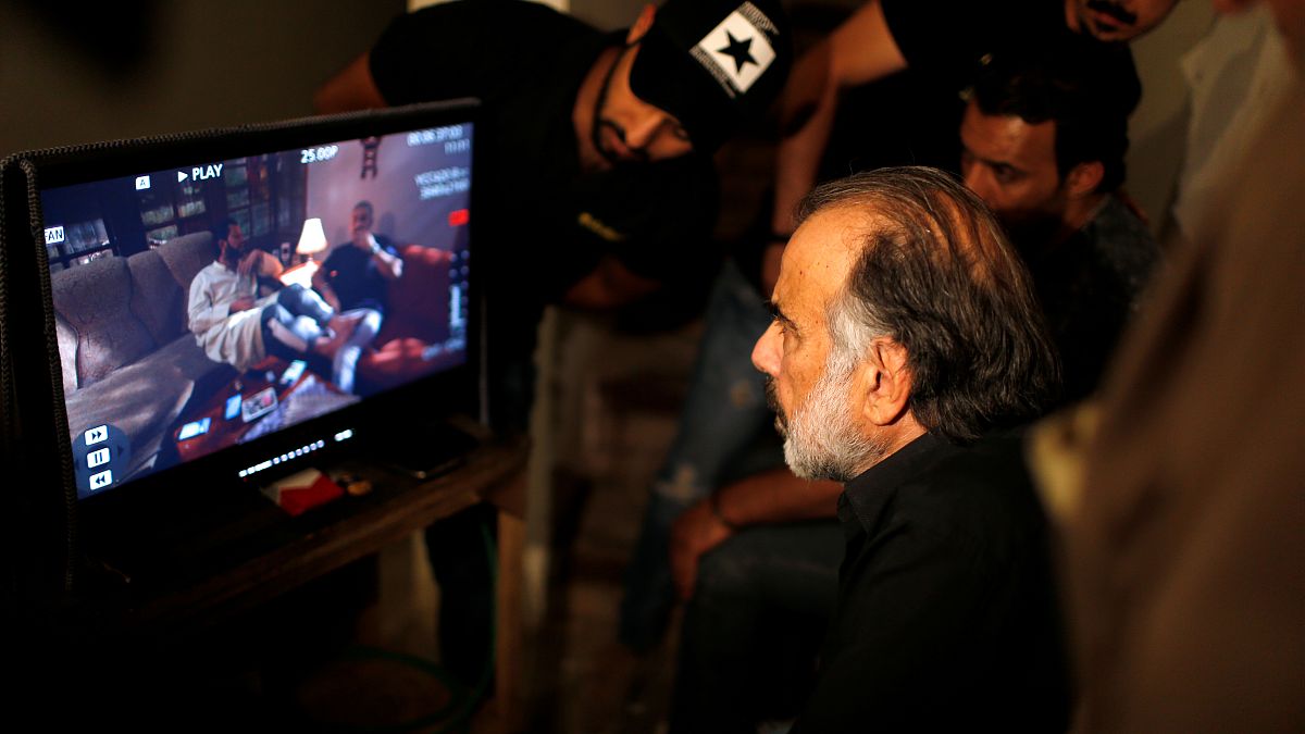يشاهد المخرج حسن حسني بطلا من "الفندق" وهو يرفع سكينا على رقبة ممثل زميل 