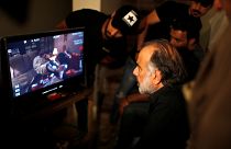 يشاهد المخرج حسن حسني بطلا من "الفندق" وهو يرفع سكينا على رقبة ممثل زميل 