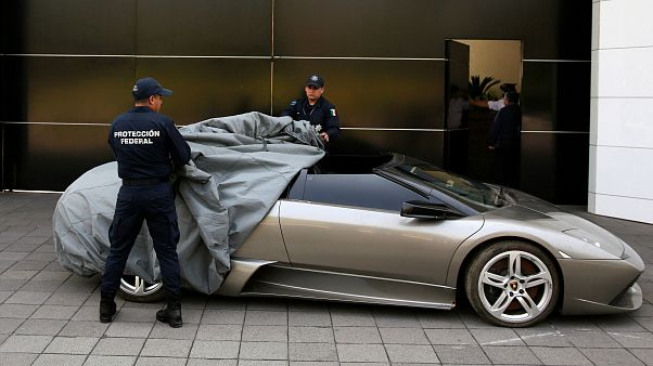 Meksika polisi satışa çıkarılan Lamborghini Murcielago'yu gösteriyor Meksika polisi satışa çıkarılan Lamborghini Murcielago'yu gösteriyor