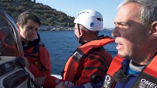  غواصان داوطب یونانی پناهجویان را نجات می‌دهند
