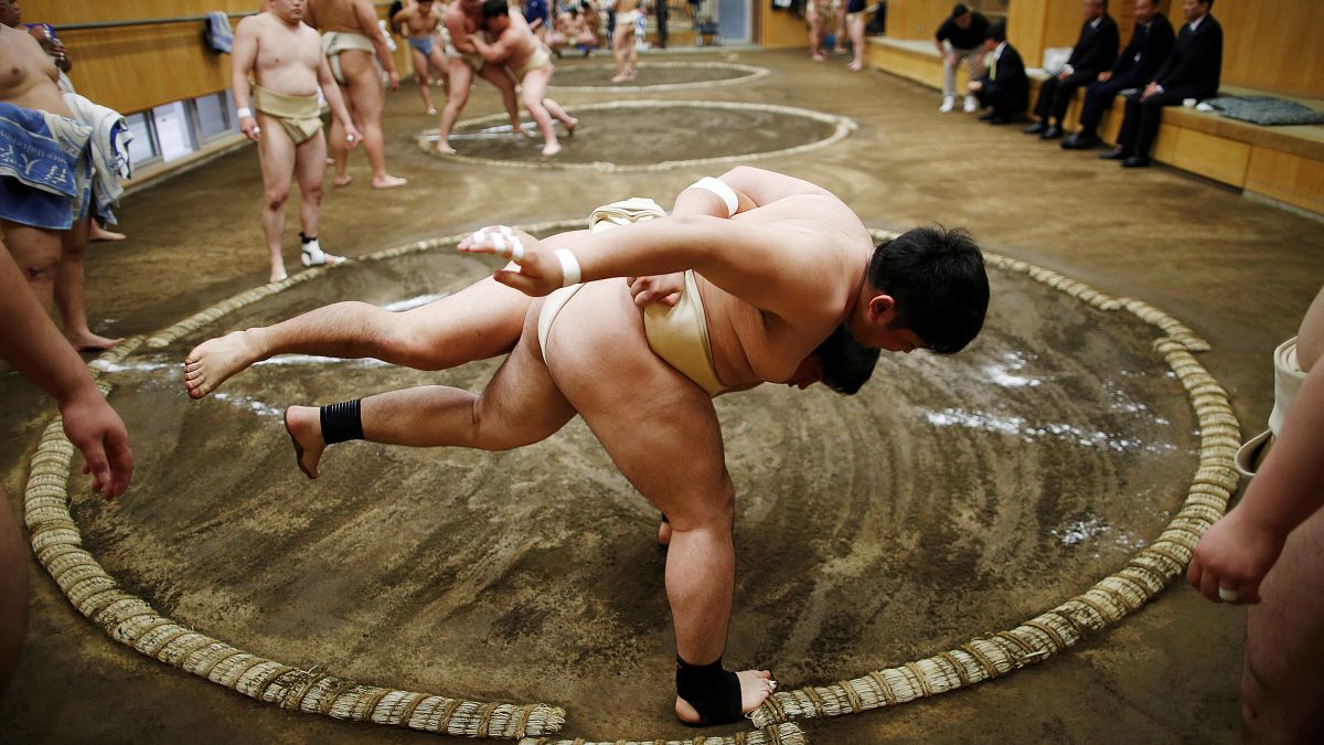 طلاب جامعات يتنافسون في نادي سومو للمصارعة اليابانية