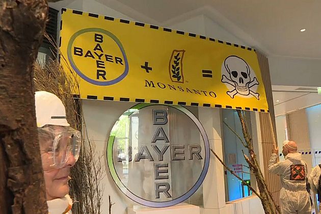 Protesta contra la sede de Monsanto en París