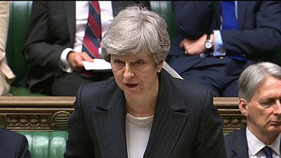 Theresa May apura sus opciones de convencer al Parlamento