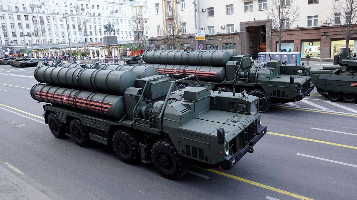 عرض عسكري لأنظمة الدفاع الروسية إس-400 
