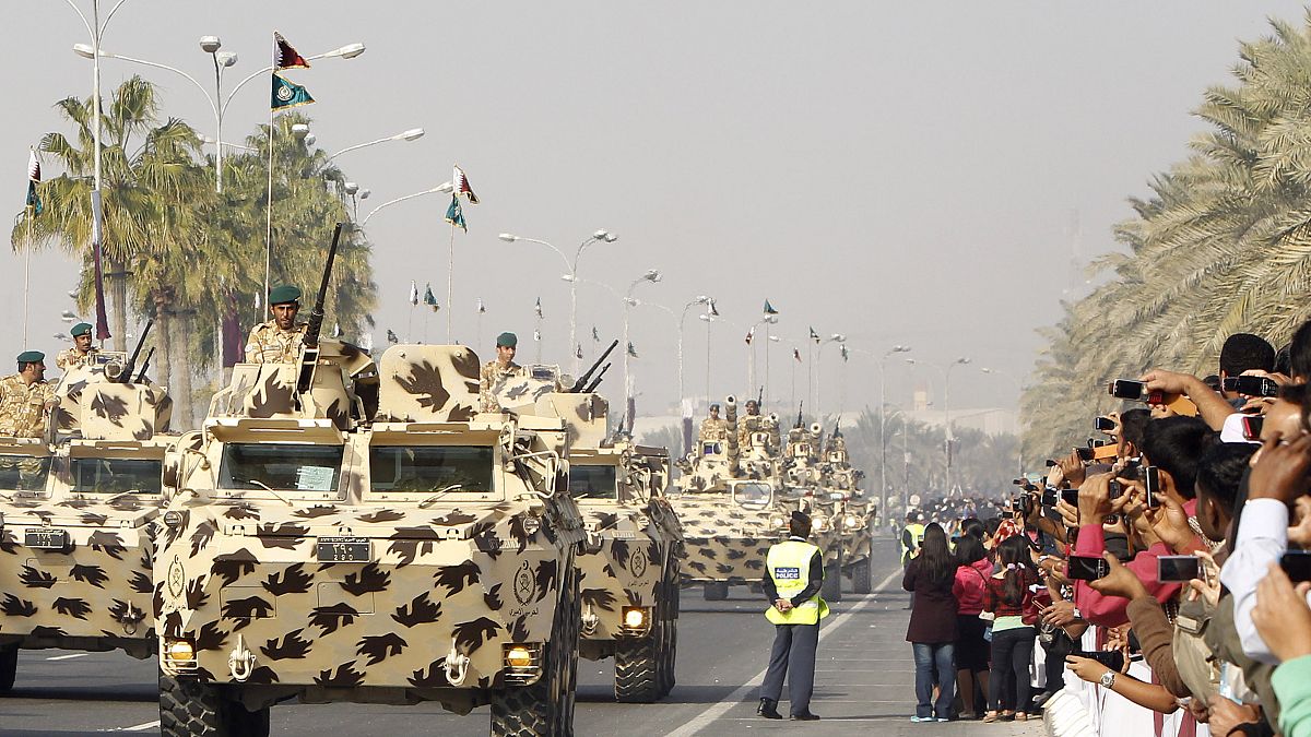 دبابات تابعة للجيش القطري خلال عرض عسكري احتفالا باليوم الوطني القطري
